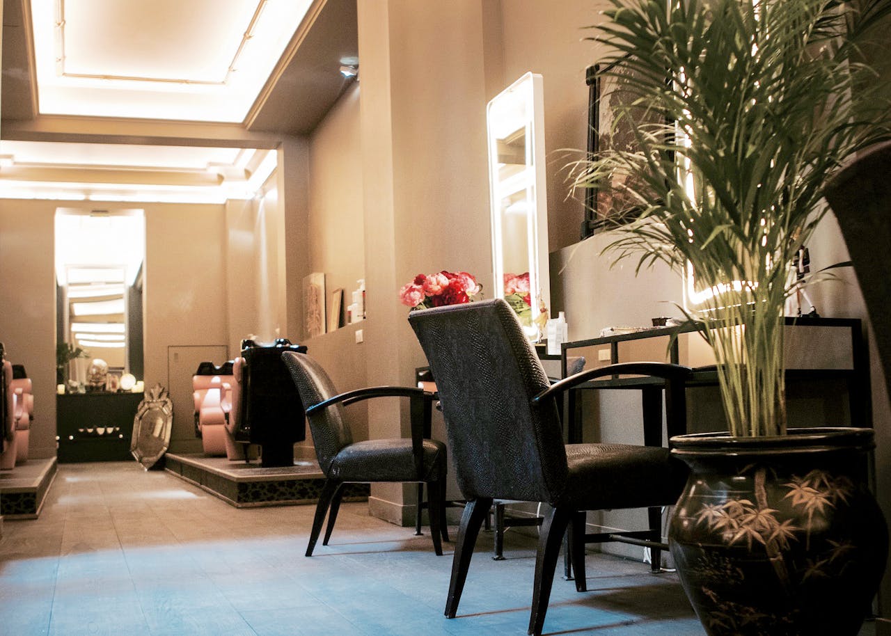 Christophe Robins salon in hotel Le Meurice in Parijs.