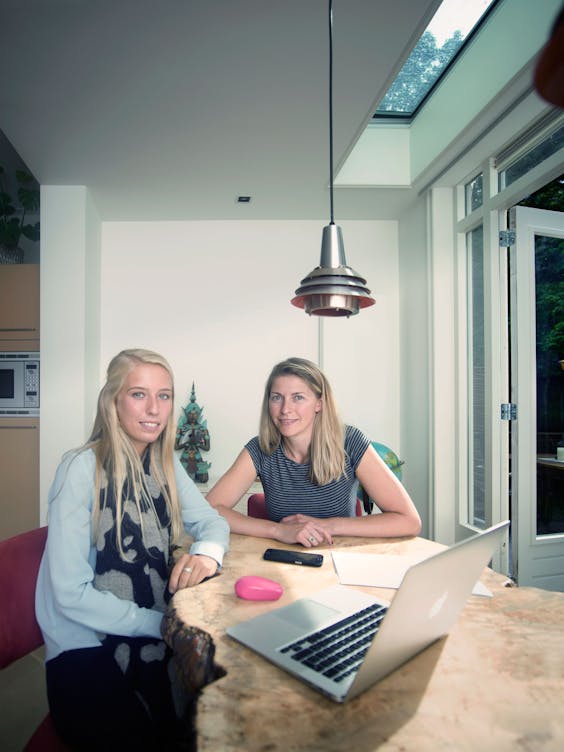 Student Laura Bouwman (links) op bezoek bij de klant. (Foto: Kato Tan)