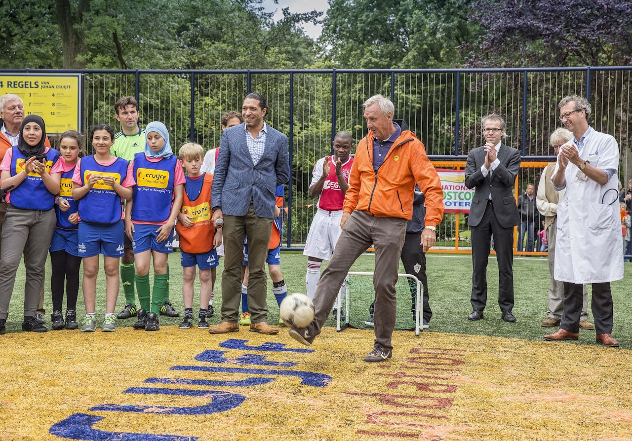 Johan Cruijff opent in juni 2014 een Cruyff Court op de plek waar hij als kind altijd zelf voetbalde; om de hoek bij zijn ouderlijk huis in de wijk Betondorp in Amsterdam. Foto: HH