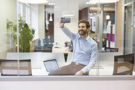 Mensen die met een selfie een aankoop autoriseren, moeten met hun ogen knipperen om de identificatie te voltooien. foto: iStock