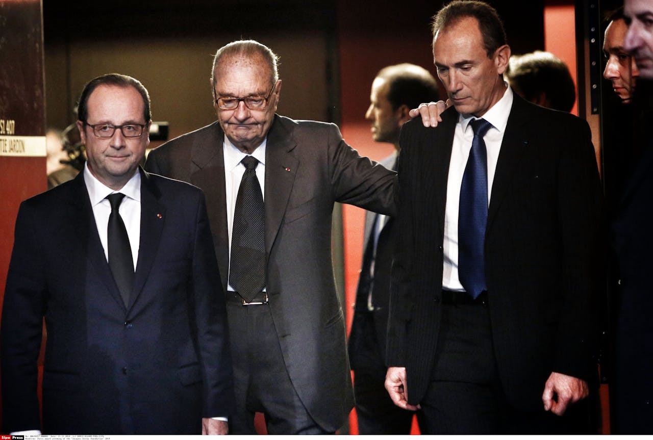 De huidige president van Frankrijk Francois Hollande en oud-president Jacques Chirac (midden). foto: HH