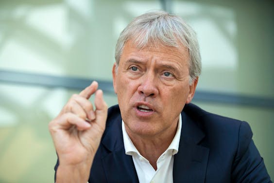 ASML-ceo Peter Wennink: ‘Zelfrijdende auto’s komen er alleen als we de prijs per transistor elke twee tot drie jaar weten te halveren.’ foto: Jasper Juinen voor het FD.