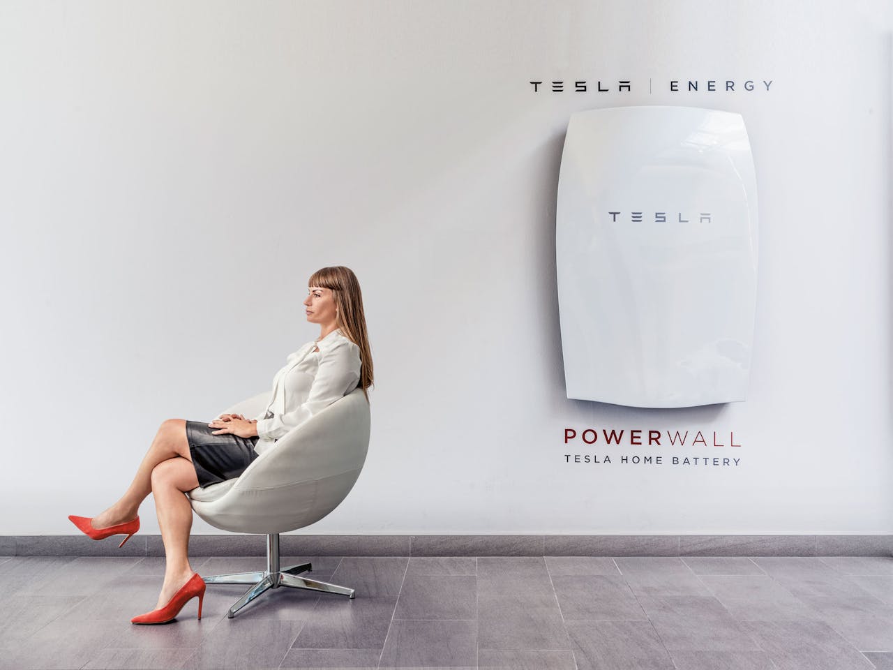Kim Liebregts voor een Tesla Power Wall, een batterij voor in huis om bijvoorbeeld energie uit zonnepanelen mee op te slaan. (Foto: Martin Dijkstra)
