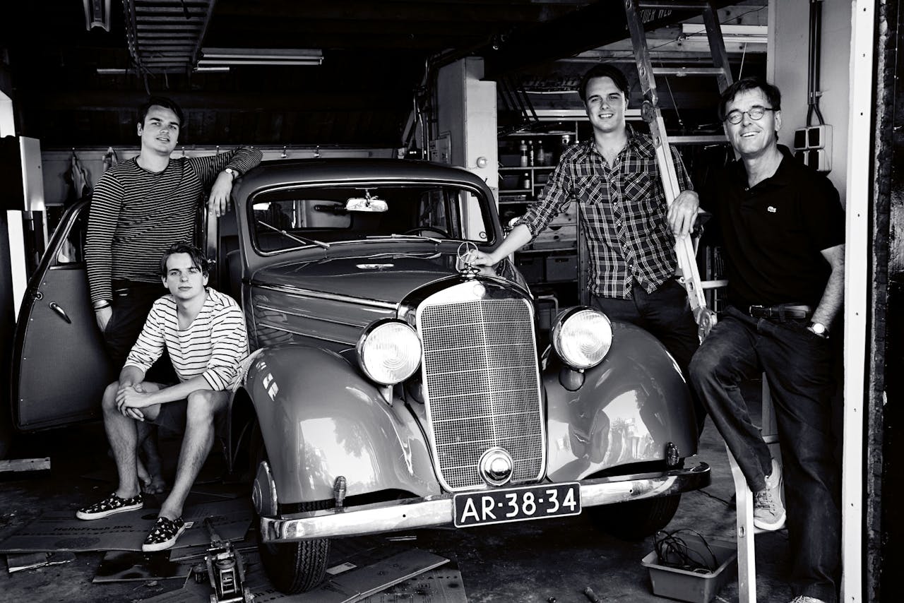 Wim Kremer (58), hoogleraar aan de faculteit diergeneeskunde Universiteit Utrecht, met zijn zoons Wiel (25), Stijn (22) en Lucas (20). Grote liefde: een Mercedes uit 1949, die Wim als student in 1984 kocht. Na 27 jaar klussen kon de auto eindelijk de weg op. (Foto: Anne Timmer)