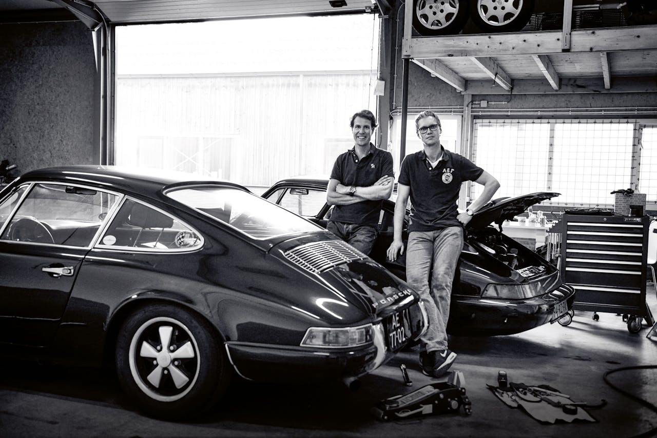 Roeland de Graaf (42), legal counsel bij een accountantsfirma. Klust samen met goede vriend Jaap van Reeuwijk (37, rechts op foto), associate director bij een accountantsfirma, aan oude Porsches. Grote liefde: zijn Porsche 911T uit 1968. (Foto: Anne Timmer)