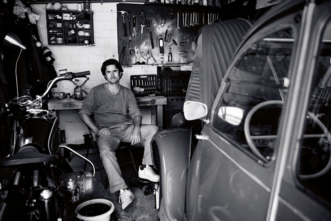 Sander Maaskant (43), account executive bij Dell. Bezit: een Porsche 356 uit 1960 en een Porsche 911 uit 1966, maar zijn grootste liefde is zijn 2CV uit 1957. (Foto: Anne Timmer)