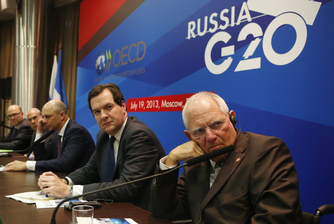 Op een persconferentie van de G20 in Moskou, van rechts naar links de ministers van financiën van: Duitsland (Wolfgang Schäuble), het Verenigd Koninkrijk (George Osborne) en Rusland (Anton Siluanov).Vervolgens de secretaris-generaal van de Oeso, Angel Gurria en tot slot de Franse minister van financiën, Pierre Moscovici.