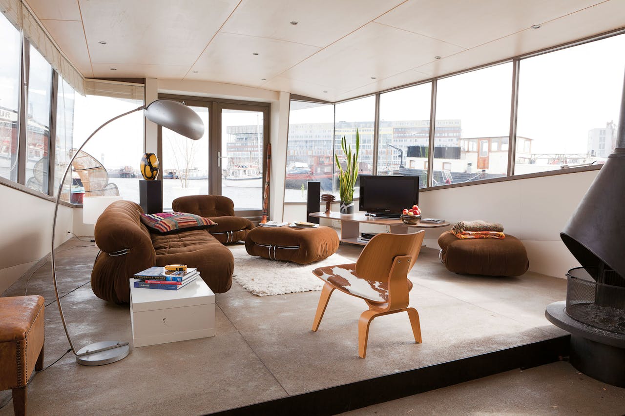 De Amsterdamse woonboot Tasmania biedt een weids uitzicht op het IJ. (Foto: Studiojansjejfk, styling: Emmy van Dantzig)