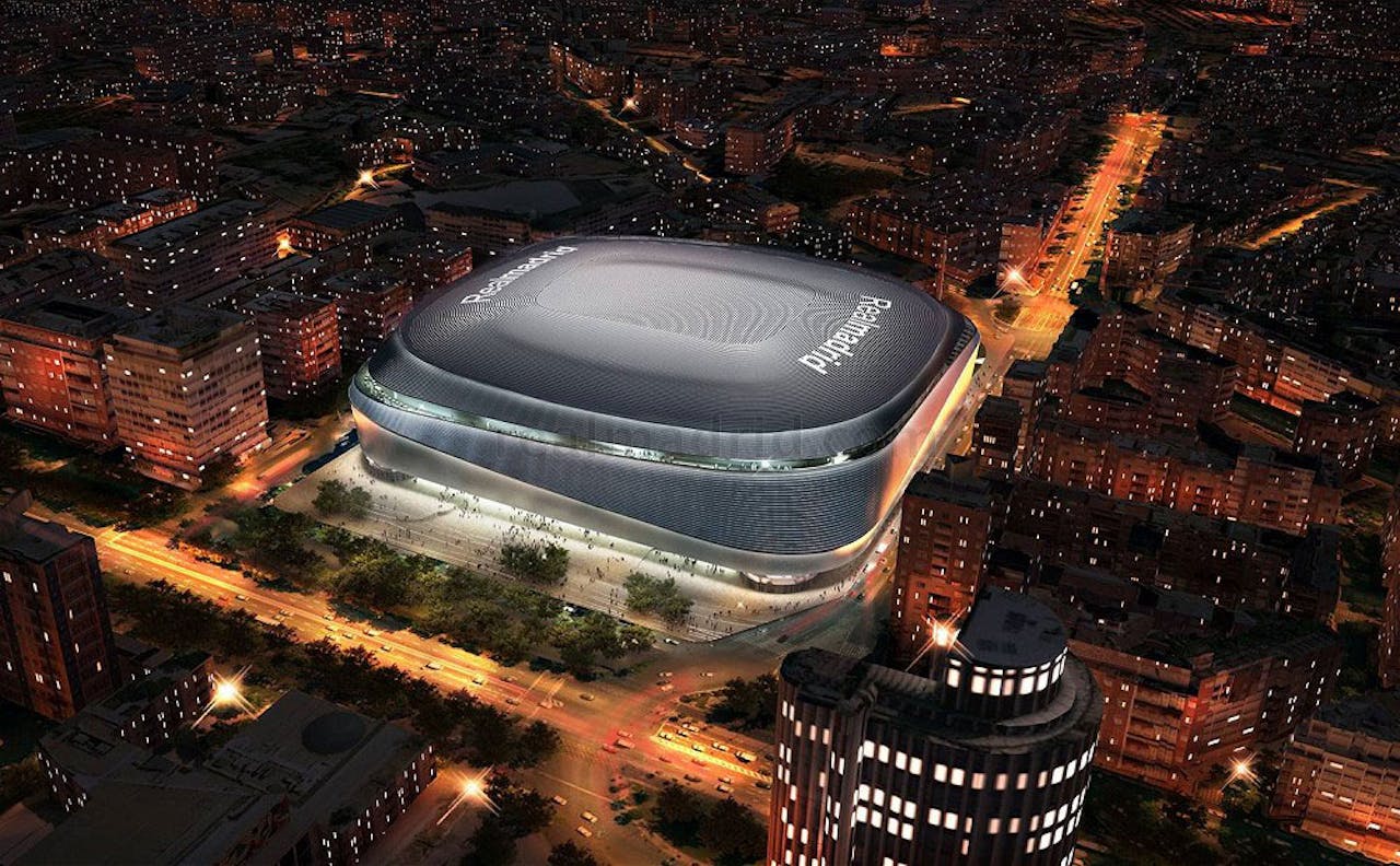 Stadion Santiago Bernabéu van Real Madrid wordt voor €400 mln gerenoveerd. Het stadion krijgt onder meer een uitschuifbaar dak. De gemeente Madrid heeft dinsdag de renovatieplannen deels goedgekeurd. Een uitbreiding van het voetbalcomplex werd echter afgewezen. De werkzaamheden nemen ruim drie jaar in beslag. Real verwacht dat de renovatie over twee jaar kan beginnen. (Foto: gmp architekten / L35 Arquitectos / RIBAS & RIBAS Arquitectos)
