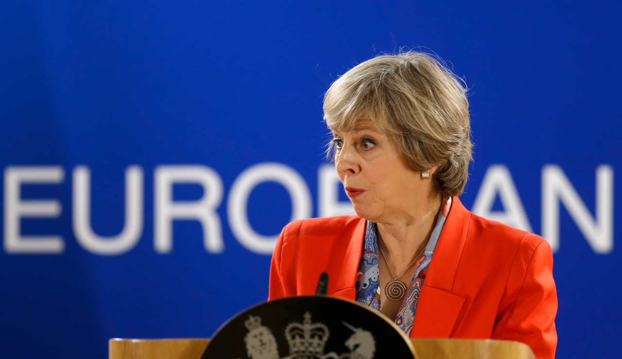 Theresa May beantwoordt vragen van journalisten tijdens de EU-top afgelopen vrijdag (foto: Alistair Grant/HH).