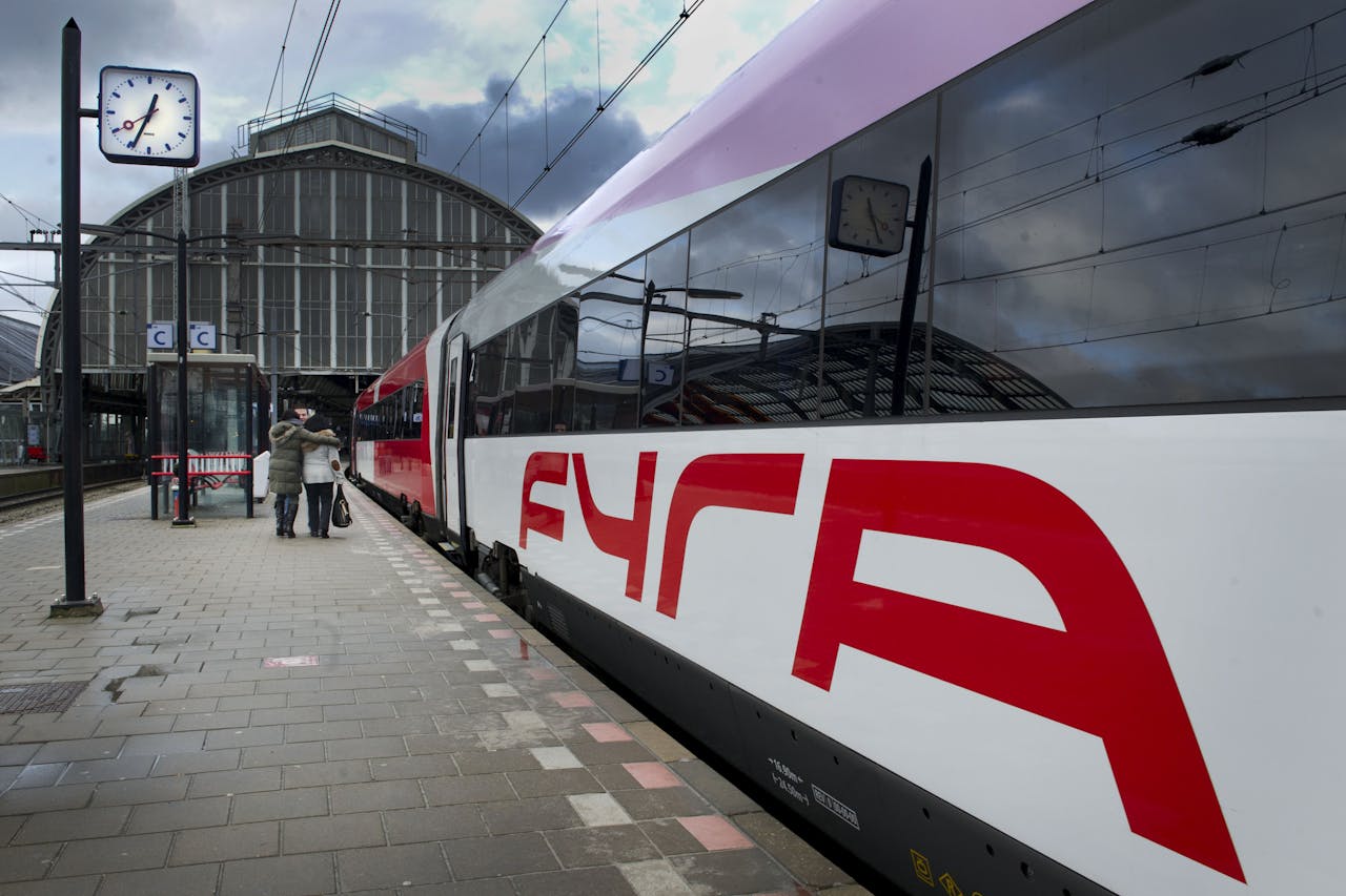 Fyra-trein wacht op vertreksignaal bij Amsterdam-Centraal