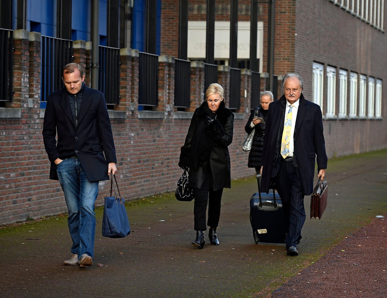 De vier verdachte leden van het gezin Visser arriveren woensdag bij de rechtbank in Almelo, met Ger Visser rechts en naast hem lopend Patricia Visser-Vroklage. (Foto: Eric Brinkhorst voor Het Financieele Dagblad)