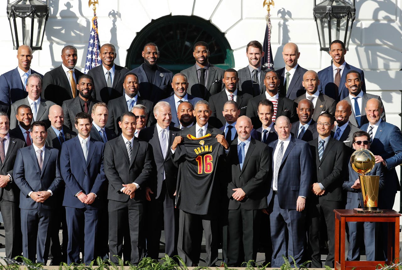 Tussen de bedrijven door ontving donderdag president Barack Obama en vice-president Joe Biden het basketbalteam van de Cleveland Cavaliers in het Witte Huis. In juni van dit jaar wonnen ze voor de eerste keer de belangrijkste basketbalcompetitie van de Verenigde Staten. (Foto: HH/AP)