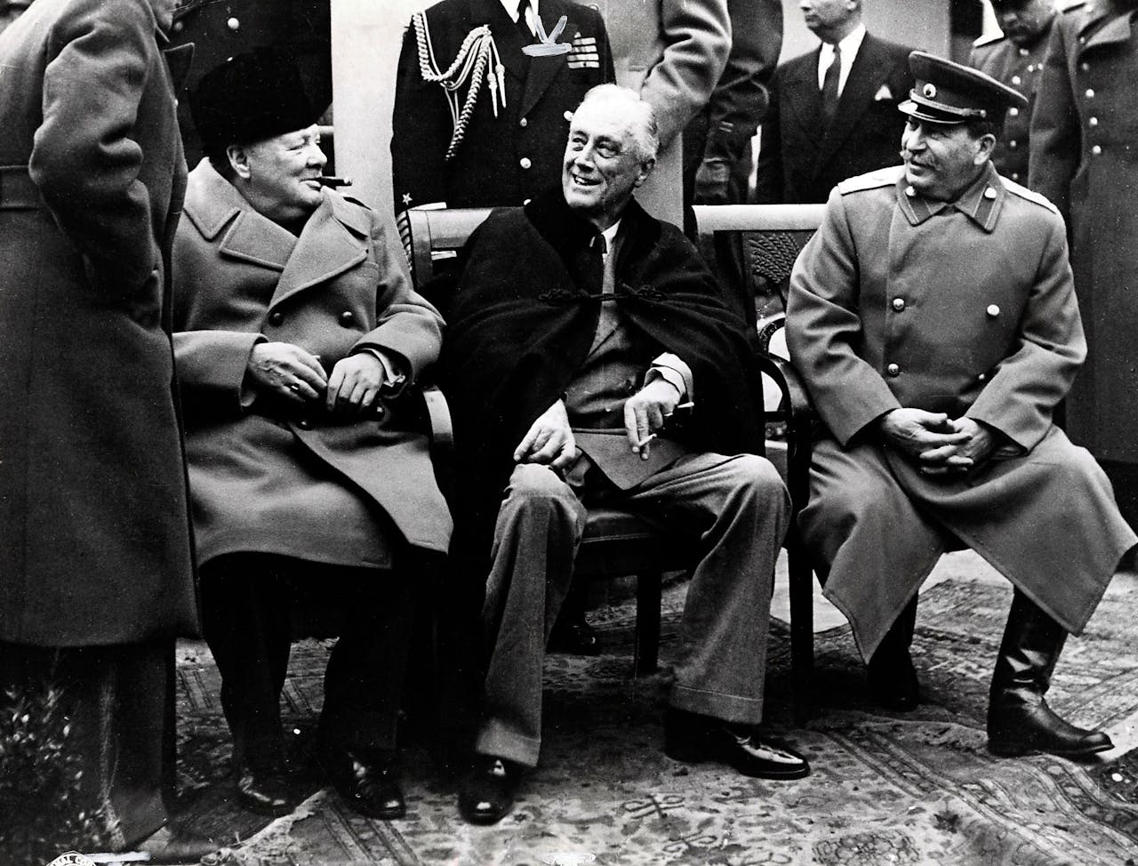 Conferentie van Jalta, februari 1945. Een machteloze Churchill kijkt toe hoe Stalin en Roosevelt de wereldmacht verdelen.n (Foto: Spaarnestad Foto / Hollandse Hoogte)