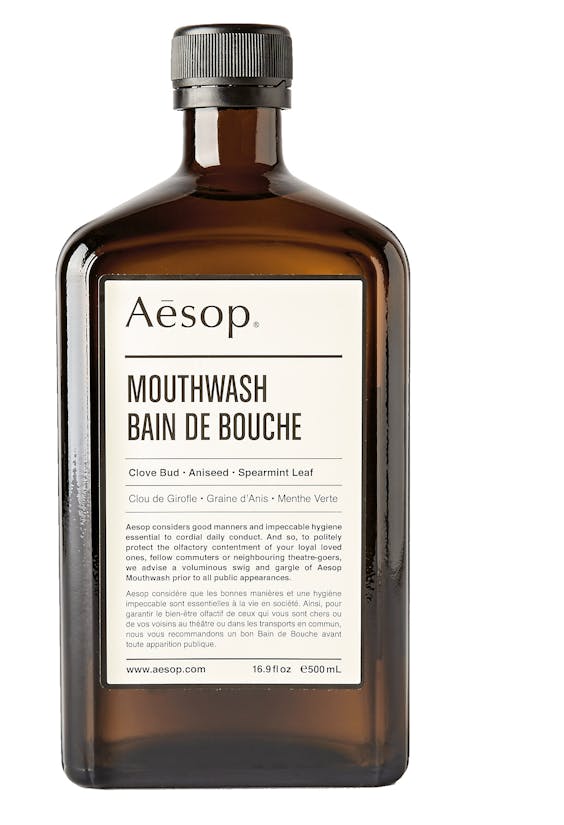 Aesop Mouthwash
is alcoholvrij. Wel met kruidnagel, anijs en spearmint, zo goed als natuurlijk en zonder kleurstoffen, € 19, mrporter.com