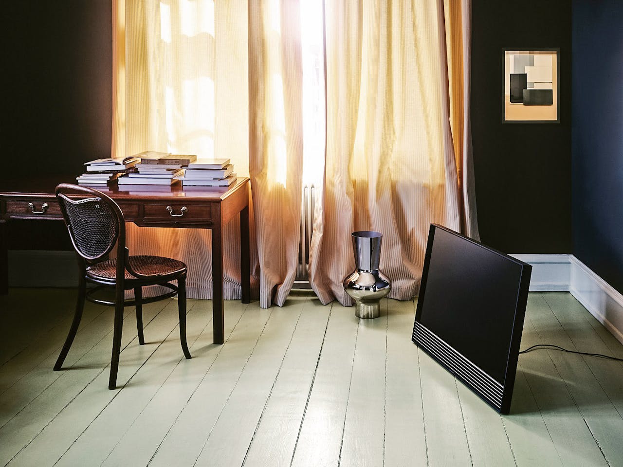 Prijs: € 2995 (40 inch), € 4395 (48 inch). Schildersezelstands, vloer-
stands, wielstands en muurbeugels vanaf € 265, bang-olufsen.com