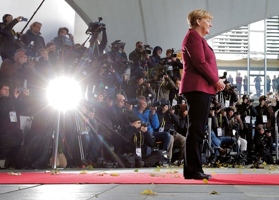 Angela Merkel wacht de Amerikaanse president Barack Obama op, die half november een bezoek bracht aan Duitsland en daar sprak met verschillende Europese regeringsleiders (Foto: Markus Schreiber/ Hollandse Hoogte).