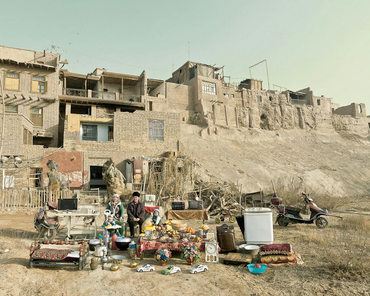 De Oeigoerse Ayixianguli, Mierkamili en hun twee kinderen, met al hun huisraad. Ze wonen in de stad Kashgar, in de autonome Oeigoerse regio Xinjiang, in het uiterste westen van China.