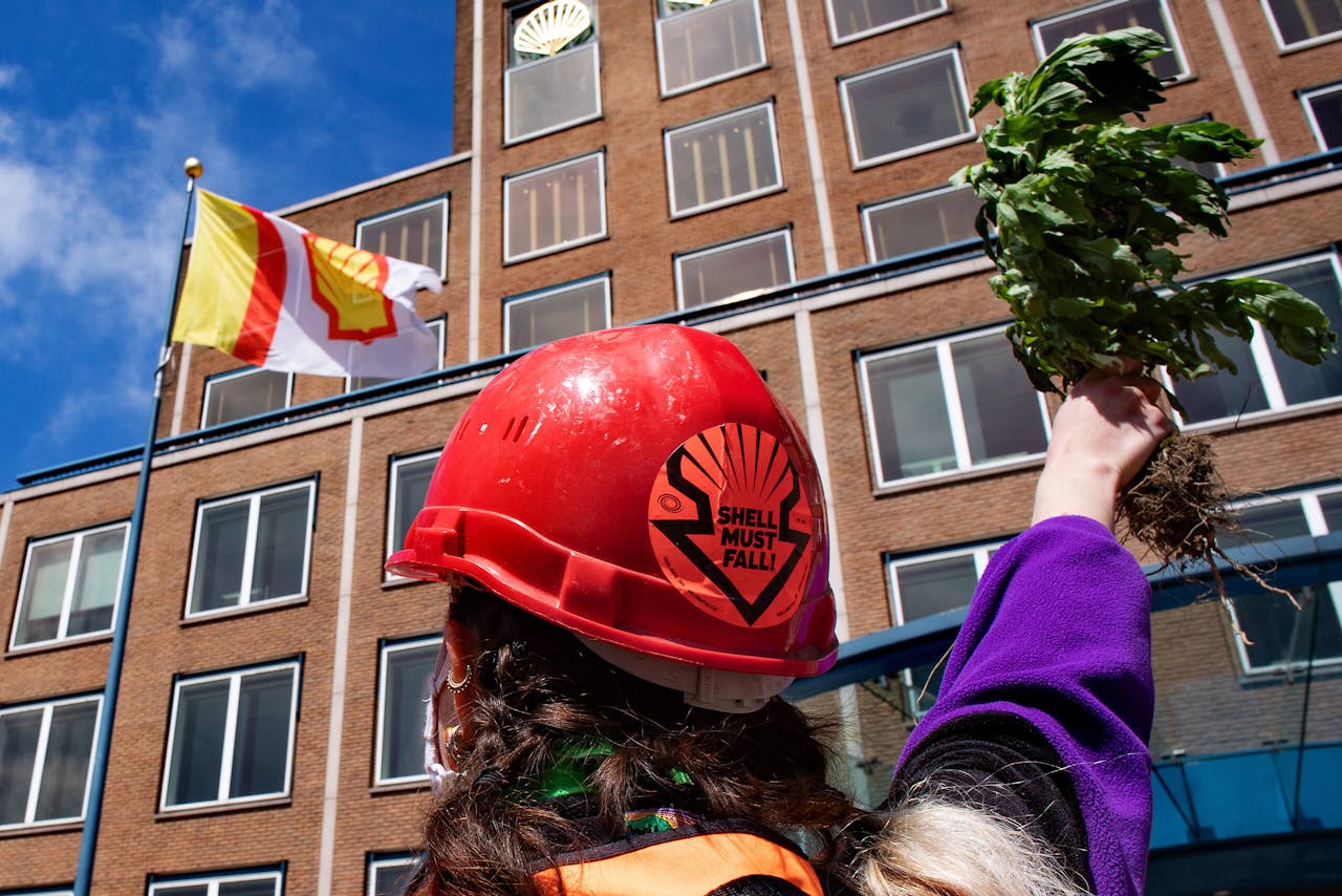 Protest bij het kantoor van Shell in Den Haag. Het recente rechtbankvonnis waarin Shell de opdracht kreeg tot 2030 een veel ambitieuzer CO₂-beleid te voeren, is voor veel bedrijfsbestuurders een schrikbeeld.