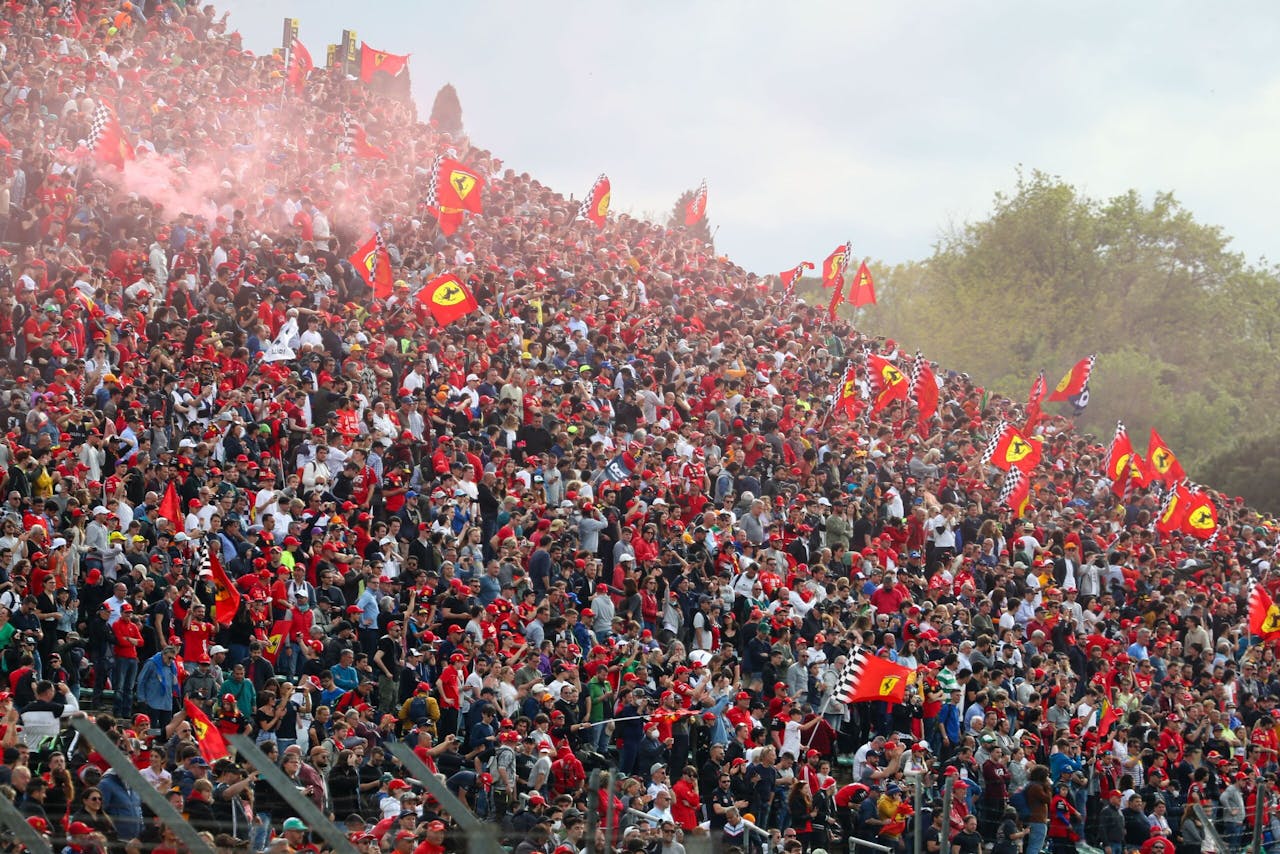 Ferrari-fans zorgen voor sfeer tijdens de Grand Prix in het Italiaanse Imola.
