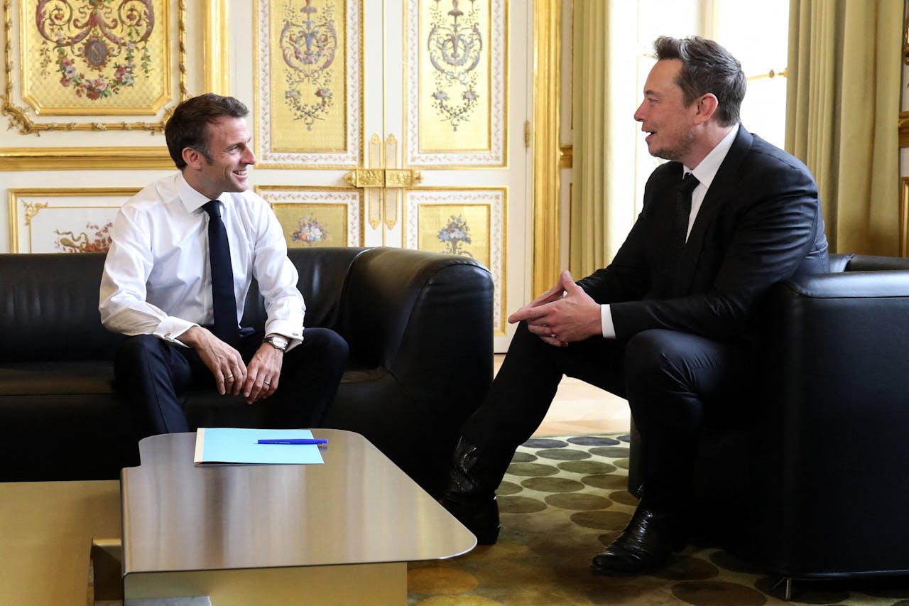 De Franse president Emmanuel Macron ontvangt Tesla-topman Elon Musk in Versailles.