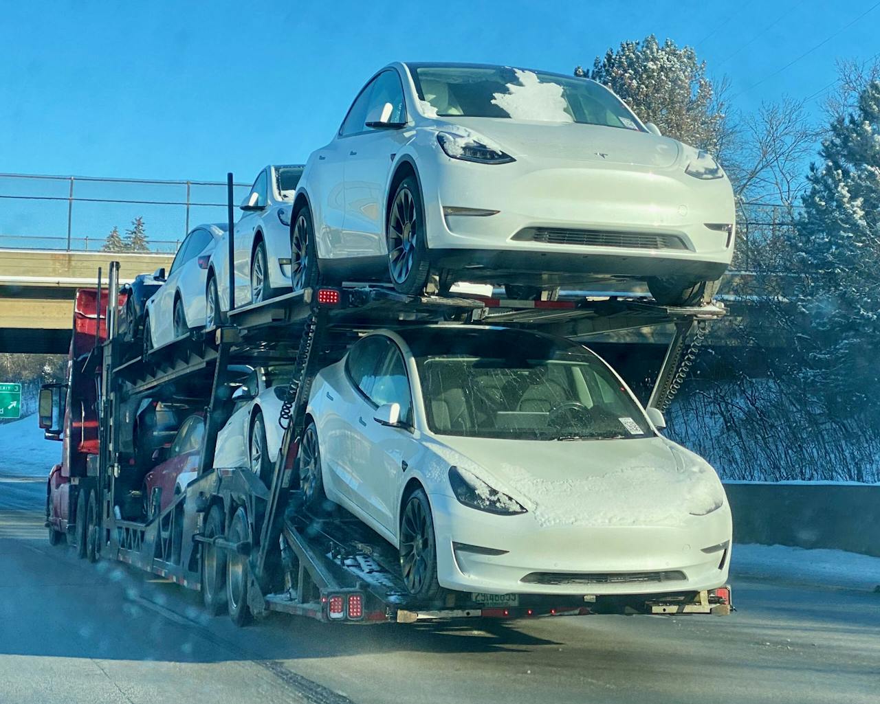 Tesla's op transport in Milwaukee, Wisconsin. Tesla produceerde in 2021 940.000 auto's.