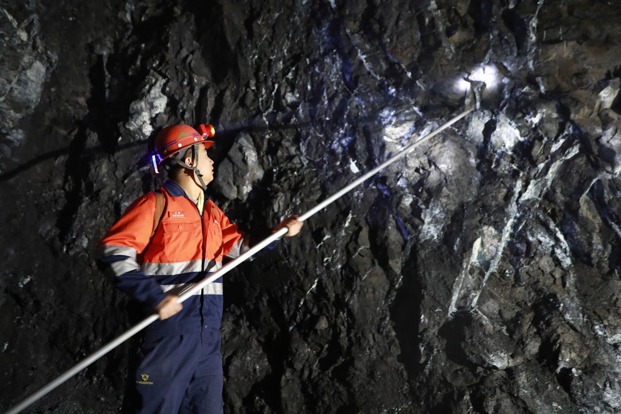 Een mijnwerker aan het werk in China. Door de hoge prijzen voor kobalt en nikkel dit jaar is Glencore dit jaar voor het eerst meer waard dan tijdens de beursgang in 2011.