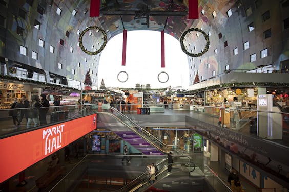 De Markthal Rotterdam op een zondagmiddag.