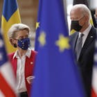 EU opgelucht over het 'nieuwe' Amerika, maar blijft kat uit de boom kijken