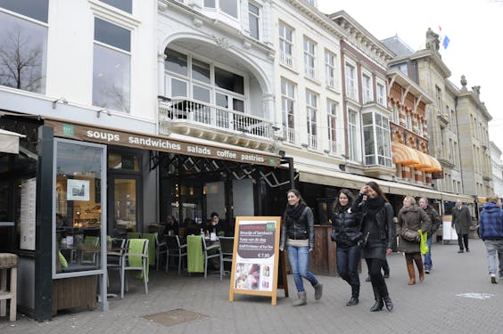 Een pand uit de portefeuille van VastNed, Plein 10 in Den Haag.