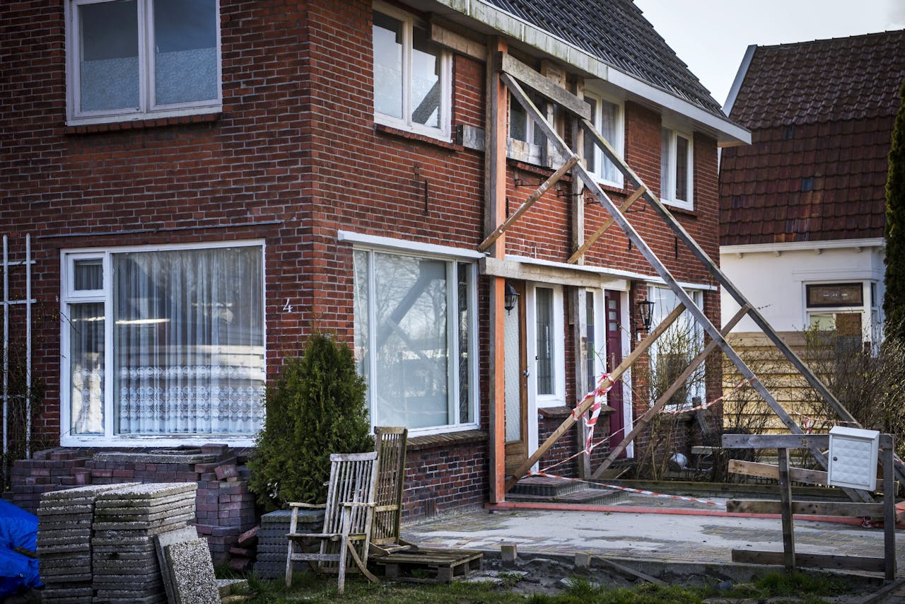 Woning met aardbevingsschade in Appingedam. De Staat betaalt de rekening voor herstel en verhaalt dat bedrag deels op de NAM.