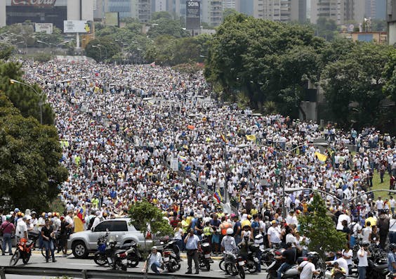 Bij massale protesten tegen de regering, zoals hier in Caracas, vielen woensdag drie doden.