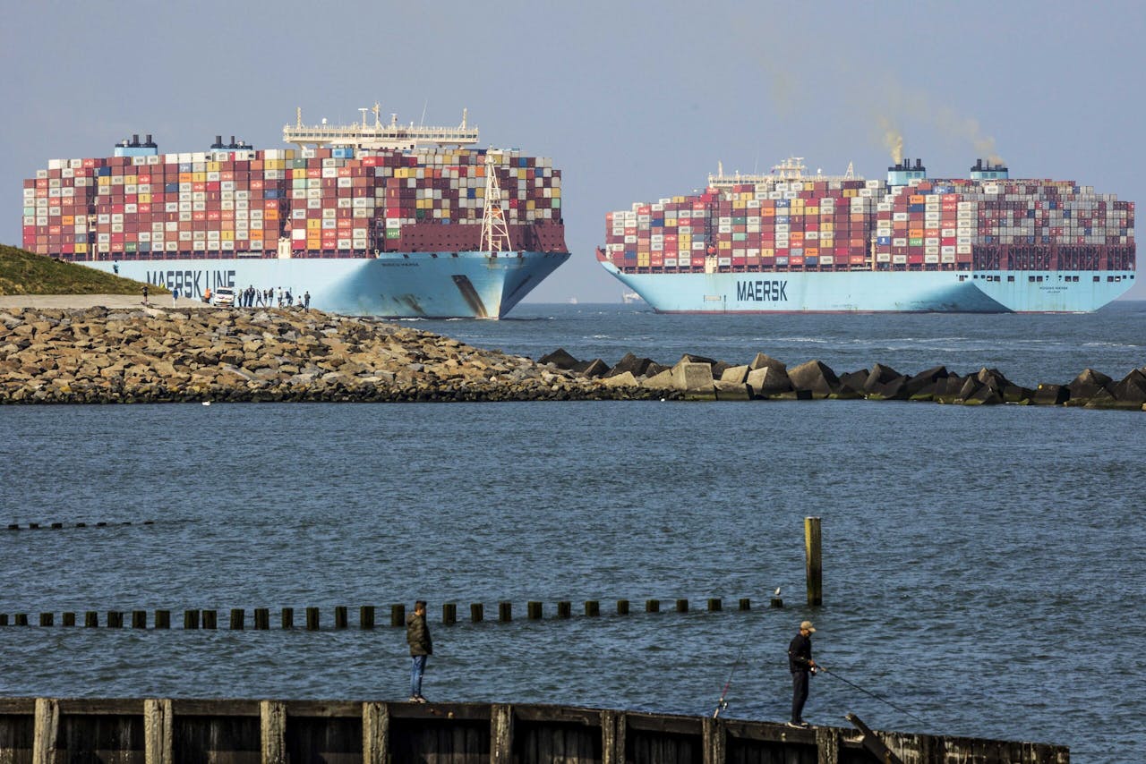 Containerschepen van Maersk in de Rotterdamse haven. De Deense rederij is een grote klant van Rotterdam.