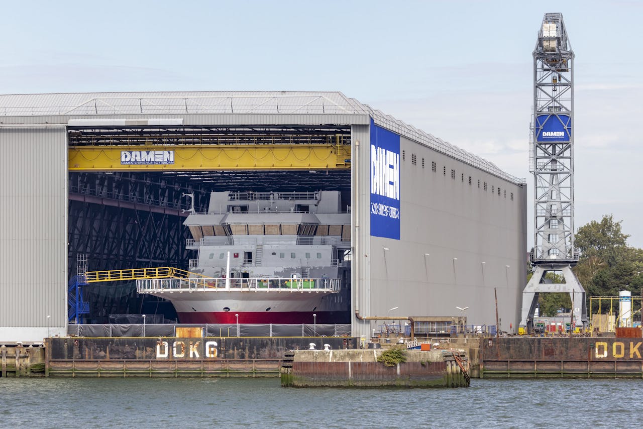 Damen Shipyards in de haven van Rotterdam.