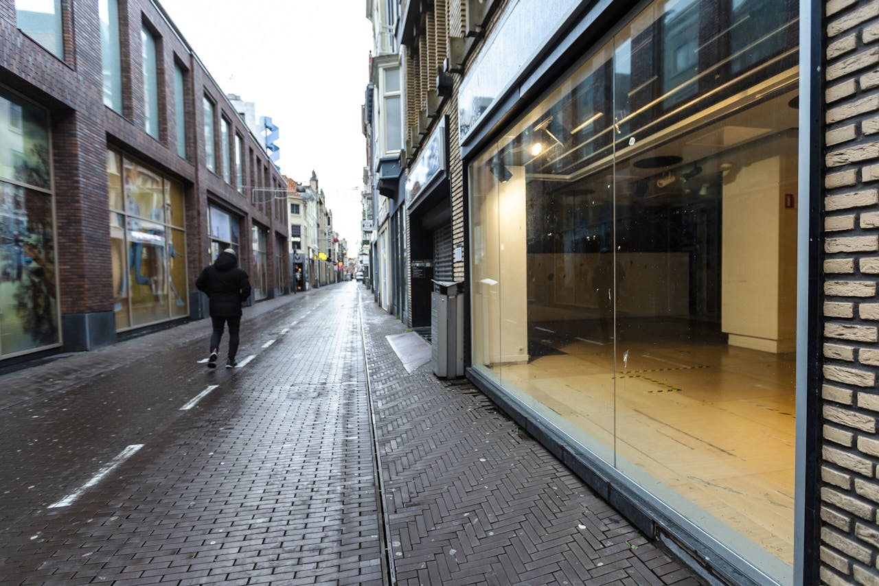 In normale tijden is het een drukke winkelbuurt, maar nu zijn er steeds meer lege panden in de binnenstad van Den Haag.