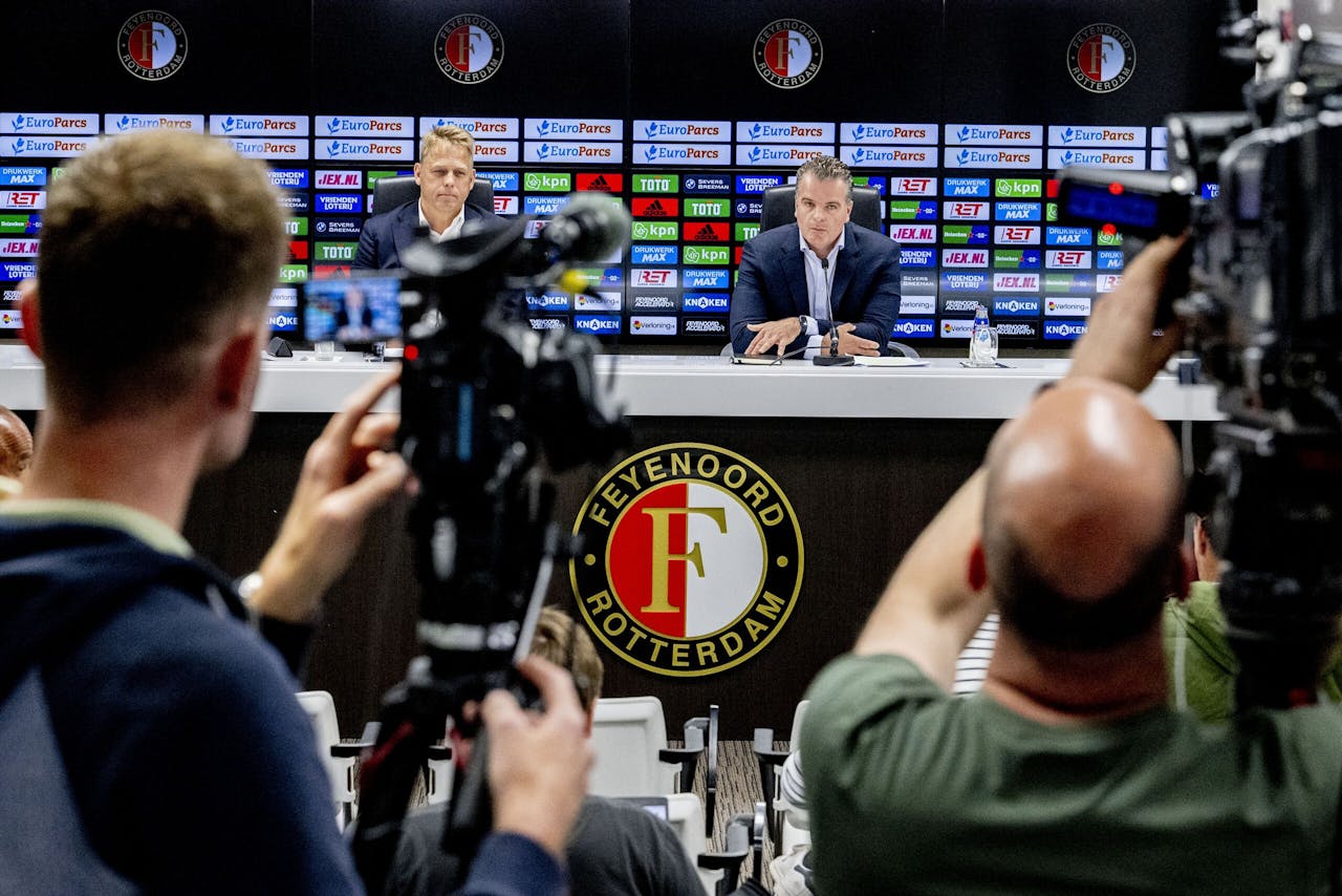 Feyenoord-directeuren Dennis te Kloese (rechts) en Pieter Smorenburg op een persconferentie donderdag. Feyenoord stopt met de bouw van een nieuw stadion.