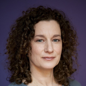 Vrouw gaat terug de keuken in