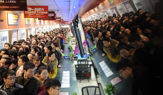 Dringen bij een banenmarkt in Taiyuan, de hoofdstad van de provincie Shanxi. Het centrum van de Chinese steenkoolindustrie zit in een economische transitie.
