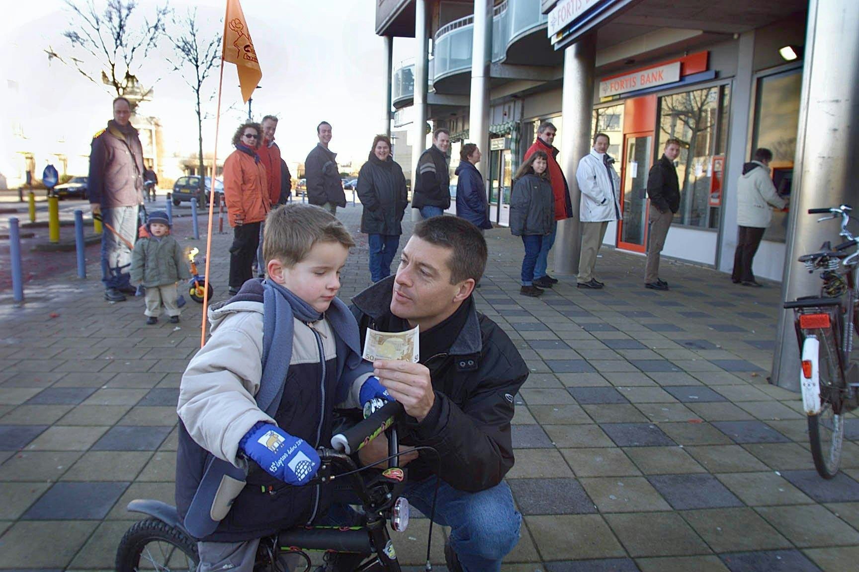 De invoering van de euro op nieuwjaarsdag 2002 leidde overal tot lange rijen bij de pinautomaat, zoals hier in Velserbroek.