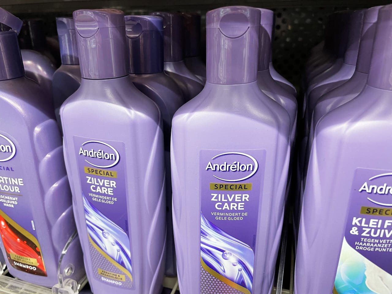 Andrélon shampoo van Unilever in het winkelschap. De droogshampoo van dit merk noemde Unilever in 2012 een duurzaam succes, omdat hiermee het aantal douchebeurten omlaag ging.
