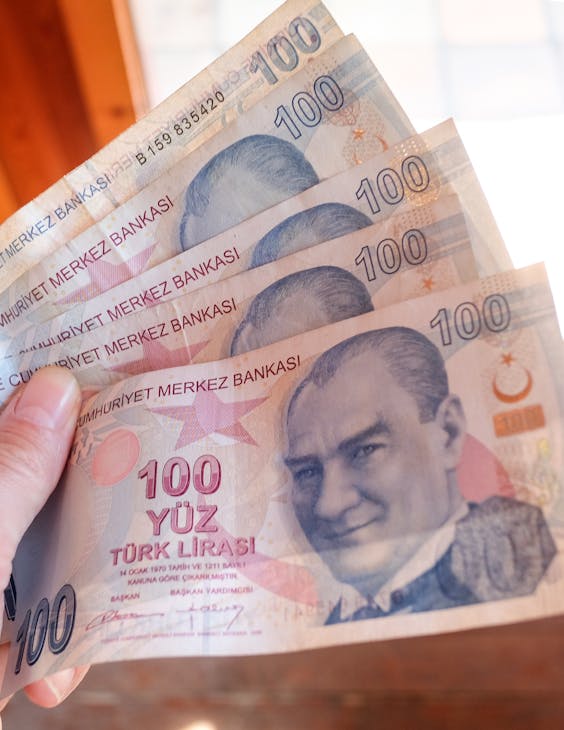 Koers Turkse lira opnieuw onderuit nu centrale bank rente niet verhoogt Het Financieele Dagblad Koers Turkse lira opnieuw onderuit nu centrale bank rente niet verhoogt Het Financieele Dagblad