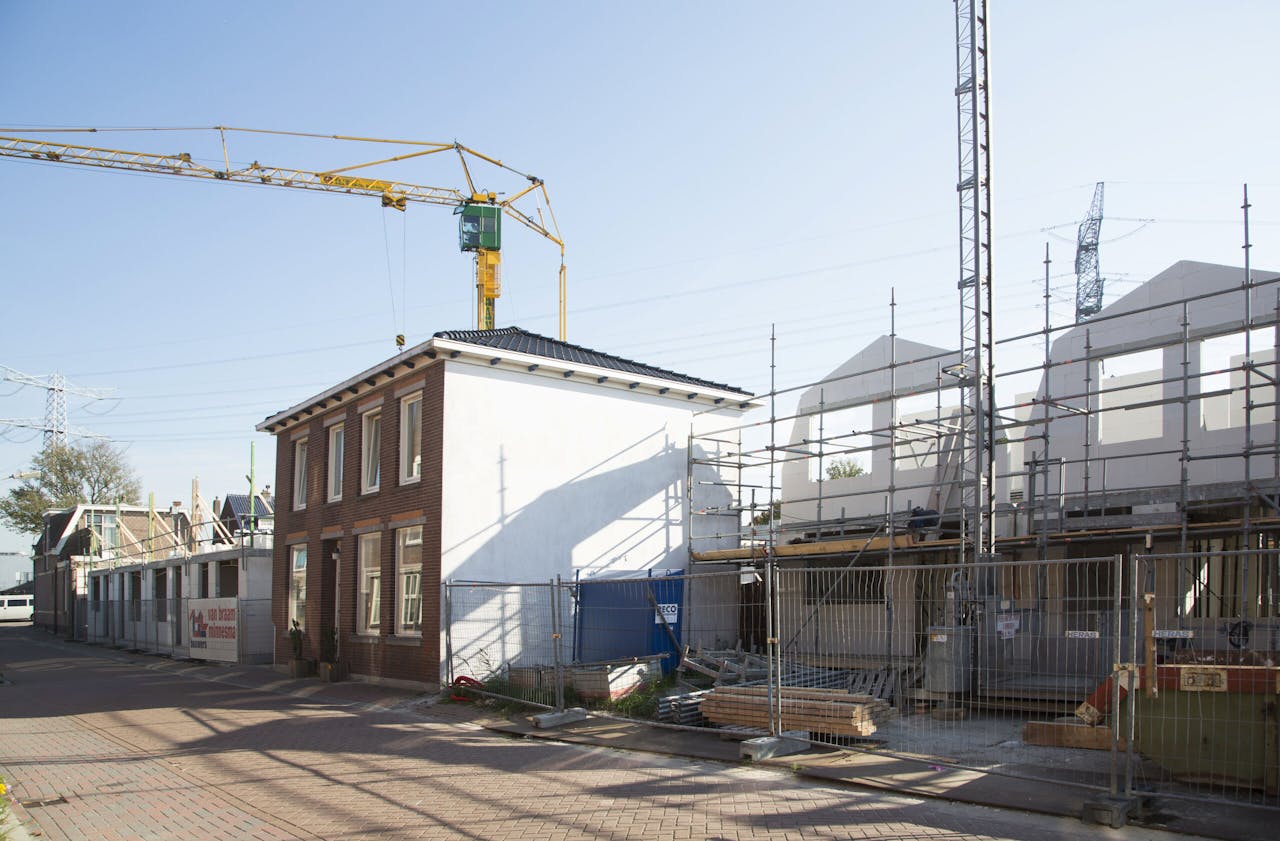 Aan het Breedweer in Koog aan de Zaan worden nieuwe woningen gebouwd. De keuze over binnen- of buiten de stad bouwen leeft weer op in de verkiezingscampagne.