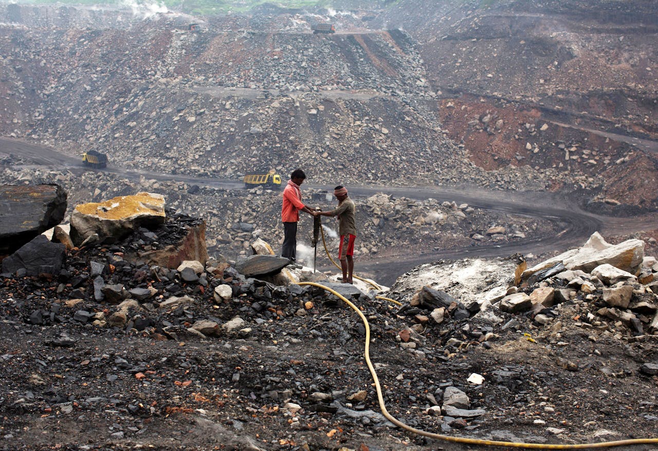 Een open steenkoolmijn in Dhanbad in Oost-India. In het land draait 53% van de totale geïnstalleerde energiecapaciteit op steenkolen.