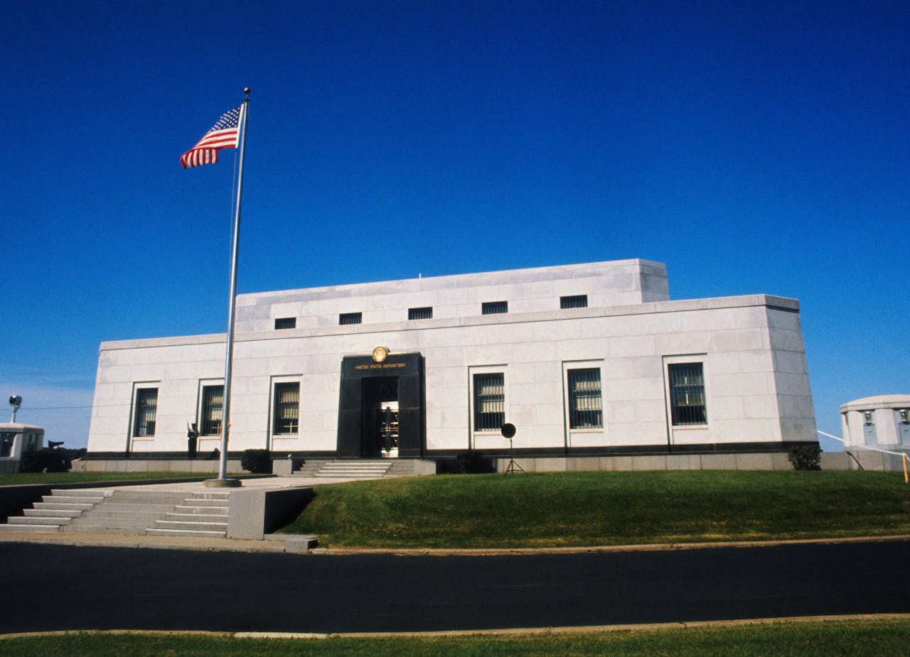 Knox, een coöperatie van zelfstandige vermogensbeheerders, is vernoemd naar het Amerikaanse Fort Knox, waar een groot deel van de Amerikaanse goudreserves zijn ondergebracht.