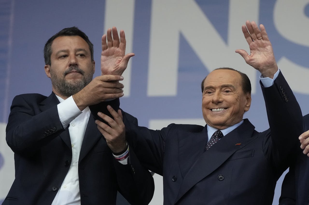 Matteo Salvini (Lega) (links) helpt Silvio Berlusconi te zwaaien.