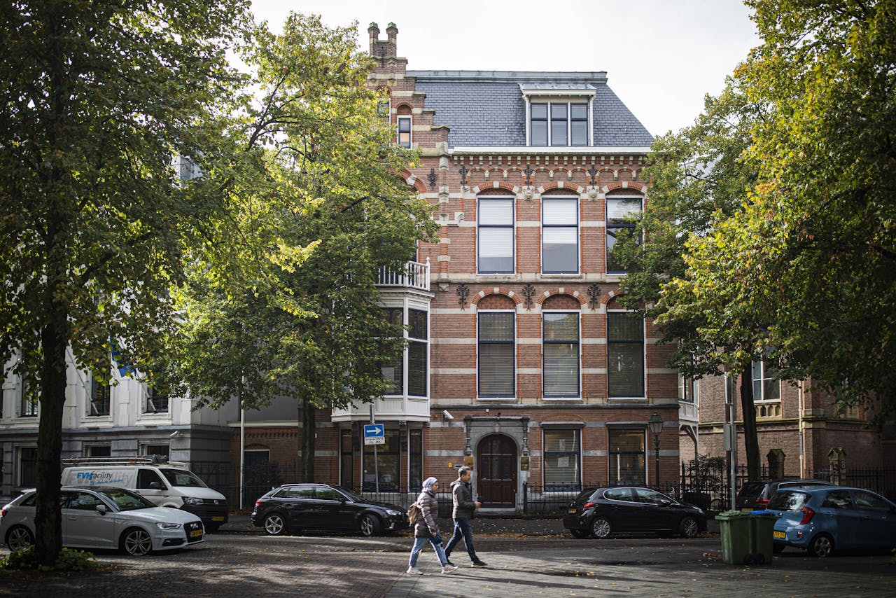 Main is nu gevestigd nabij paleis Noordeinde in Den Haag. Over enkele jaren verhuist het naar Plein 1813.