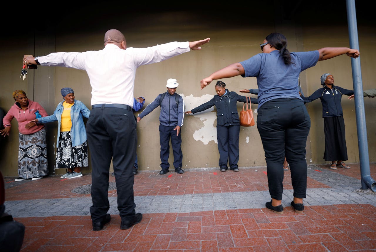 Training in het houden van voldoende sociale afstand voor medewerkers in de gezondheidszorg in de Khayelitsha township nabij Kaapstad.