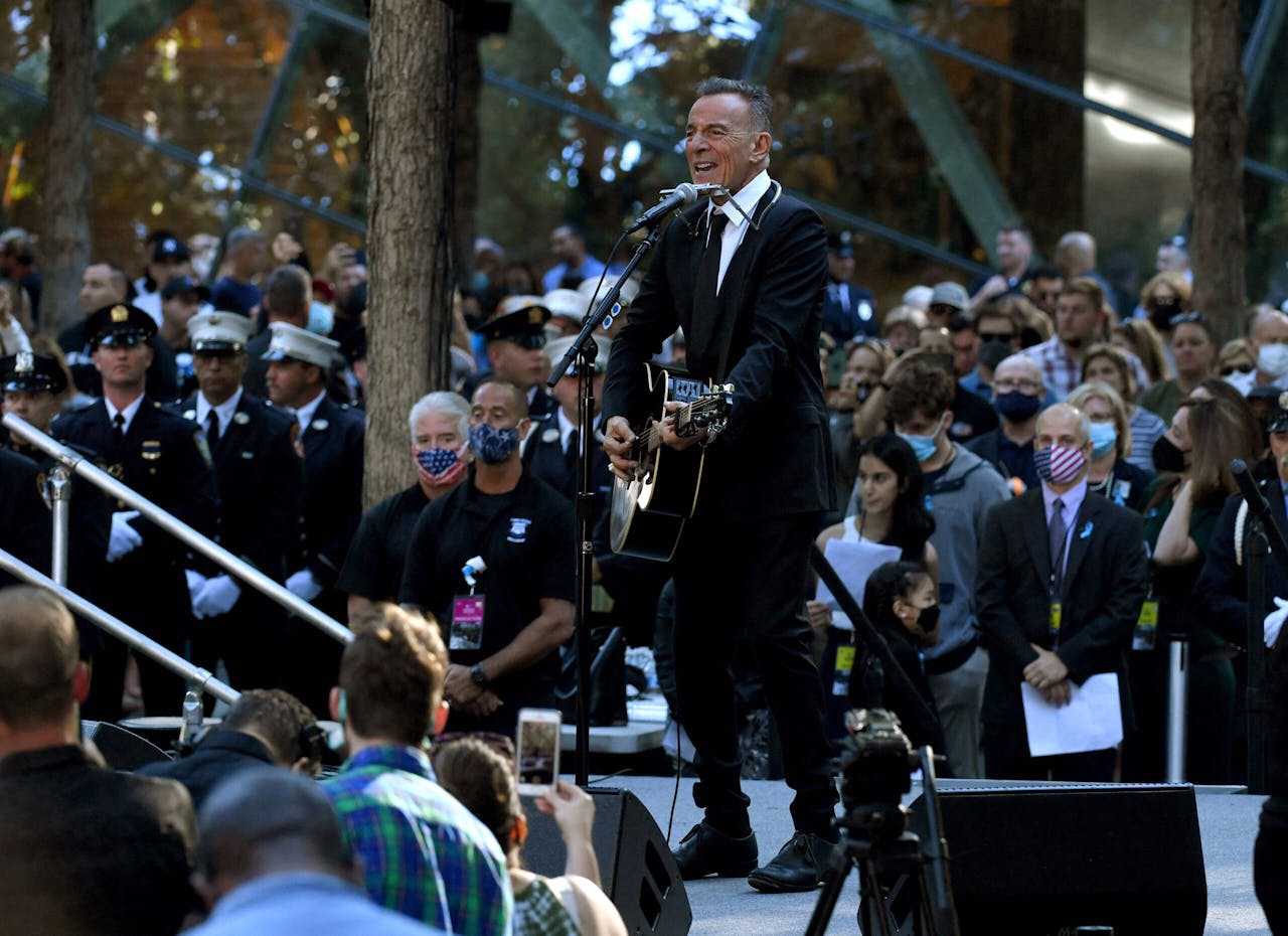 Bruce Springsteen in actie bij de herdenking van 9/11. Na de aanslag op de Twin Towers maakte Springsteen het album 'The Rising' waarin hij op de terreurdaad reflecteert.