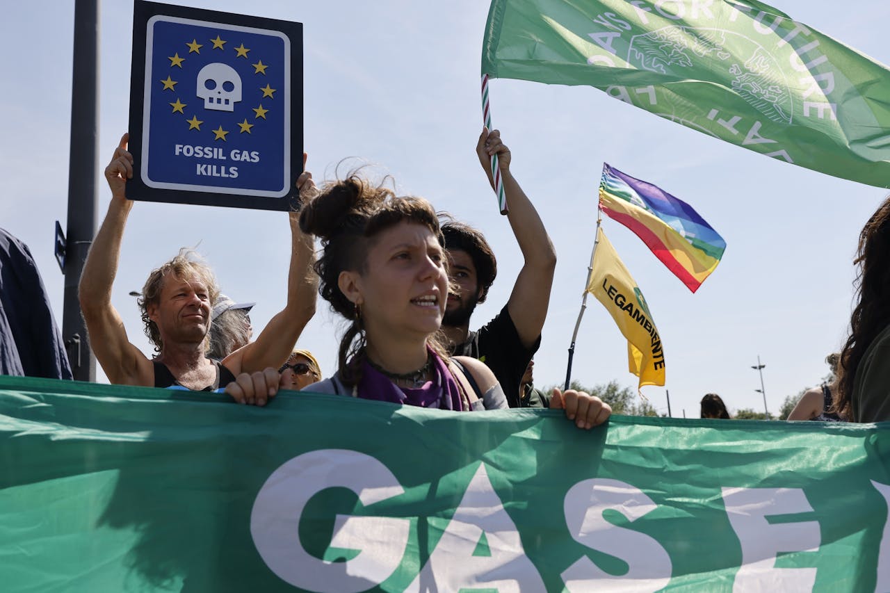 Terwijl Italiaanse klimaatdemonstranten voor het Europees Parlement in Straatsburg demonstreren, stemt het parlement voor opname van kernenergie en gas in de taxonomie voor duurzame beleggingen.