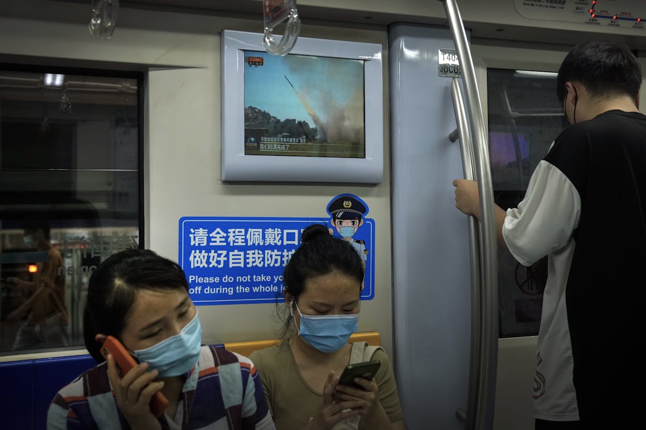 Het leger van de Volksrepubliek oefent sinds woensdag in de zee rond Taiwan. Op een scherm in een metro in Peking zijn beelden hiervan live te volgen.
